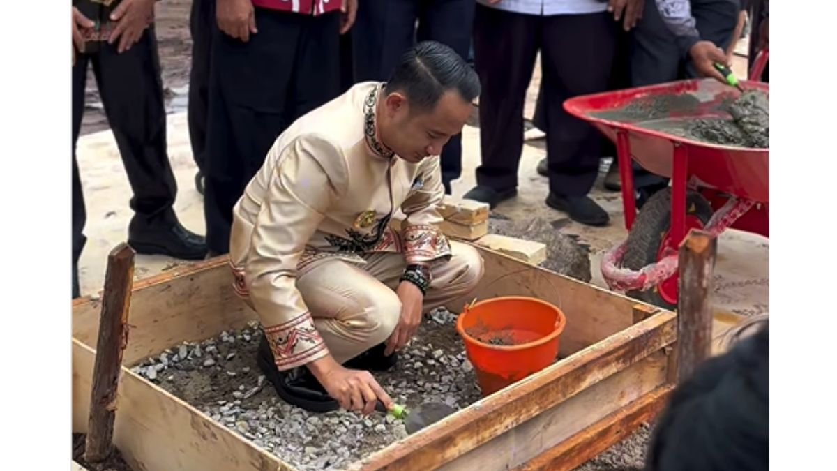 Wali Kota Palangka Raya, Fairid Naparin, saat melakukan peletakan batu pertama pembangunan SDN Kalibata, Jumat (23/5/2025)